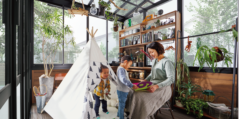 太陽の光に包まれて子供と触れ合う