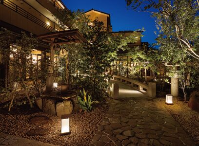 回遊できる和風庭園では樹木のライトアップと行灯照明を組合わせ、足元の安全や「和」の見せ場を演出します。