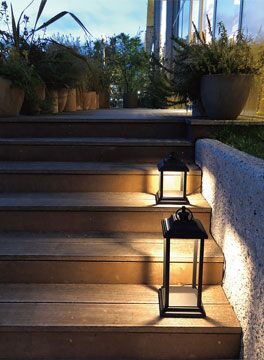 階段の端に並べて配置すると、暗がりを照らしながら、段差にリズム感をもらして、歩行を誘導する素敵なあかりになります。