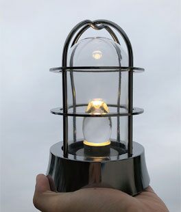 透明な1粒のガラス玉をオーバル形状に成形。LED電球特有のデザンノイズを削ぎ落とし、ガラスの塊が美しい輝きを放ちます。（特許出願済み）