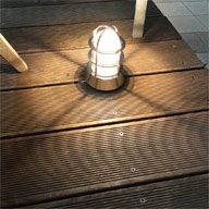 美しい輝きを放つクリア電球はマリンライトならではの光をデッキ上に映し出します。